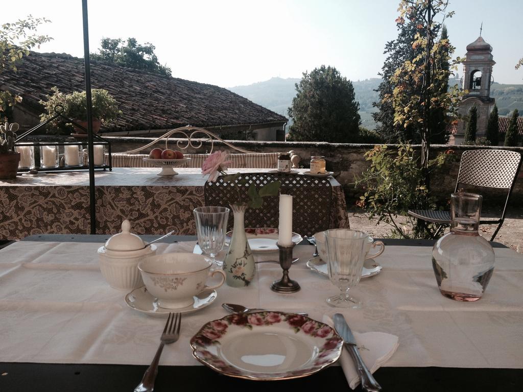 Castello Di Coazzolo Bed & Breakfast Neive Phòng bức ảnh