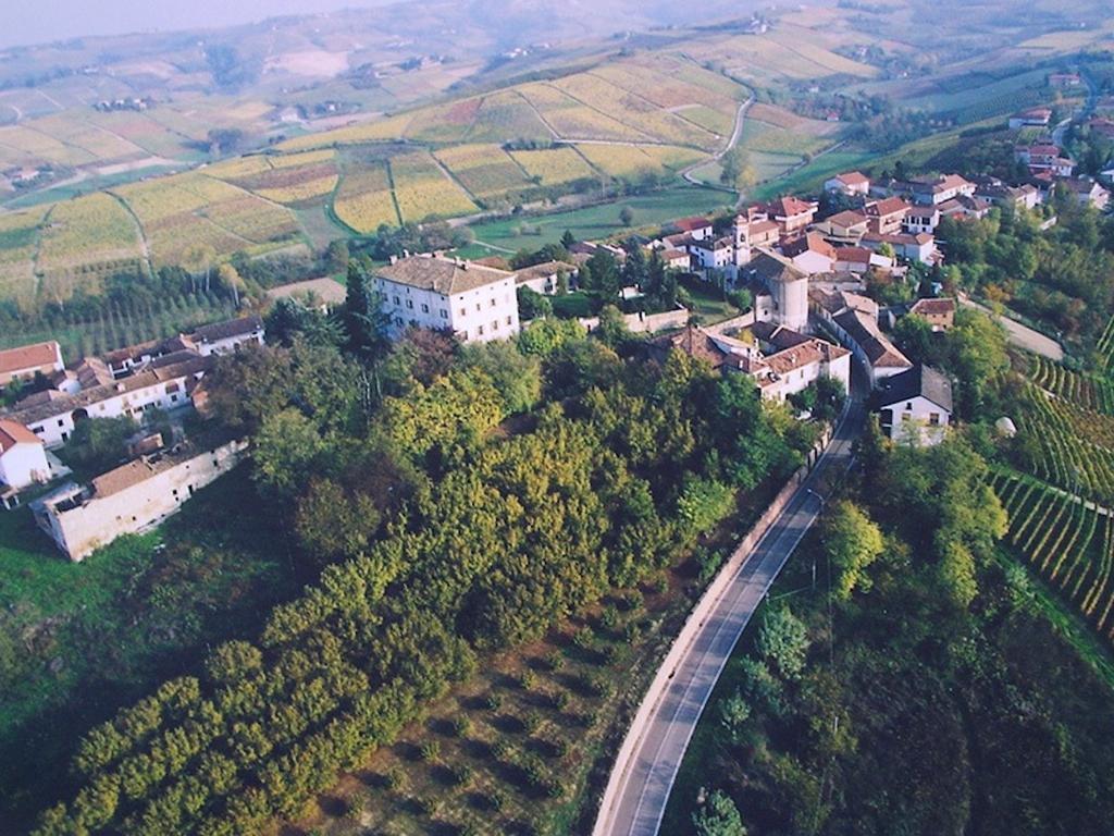 Castello Di Coazzolo Bed & Breakfast Neive Ngoại thất bức ảnh